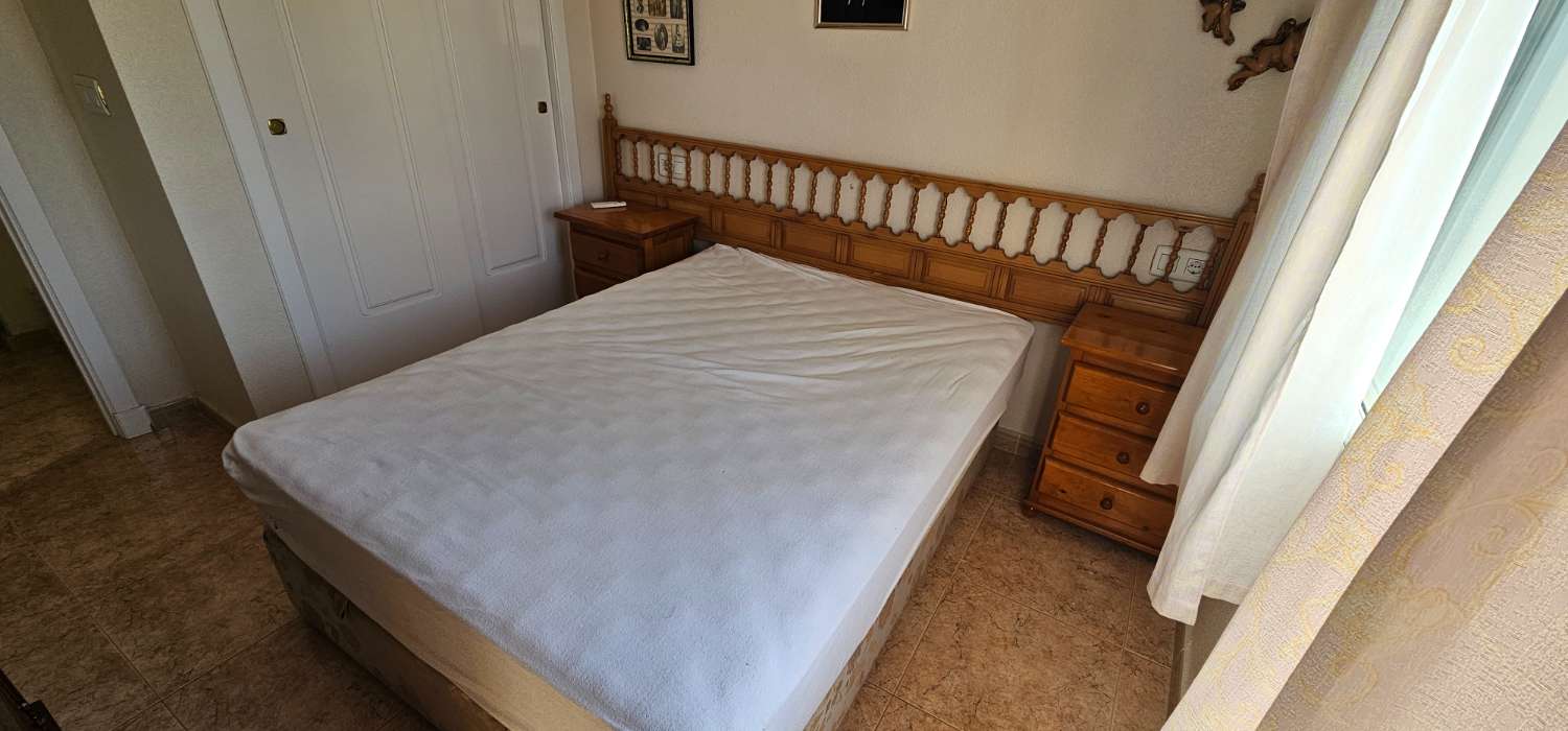 GERÄUMIGES STADTHAUS MIT GARAGE, SOLARIUM UND REIHENHÄUSERN IN CALAS DE TORREVIEJA – 4 SCHLAFZIMMER UND UNGEHINDERTE SICHT