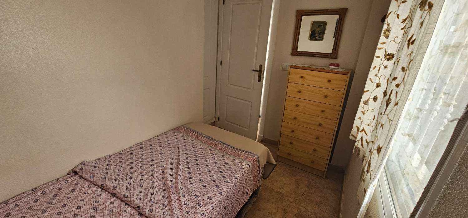 GERÄUMIGES STADTHAUS MIT GARAGE, SOLARIUM UND REIHENHÄUSERN IN CALAS DE TORREVIEJA – 4 SCHLAFZIMMER UND UNGEHINDERTE SICHT