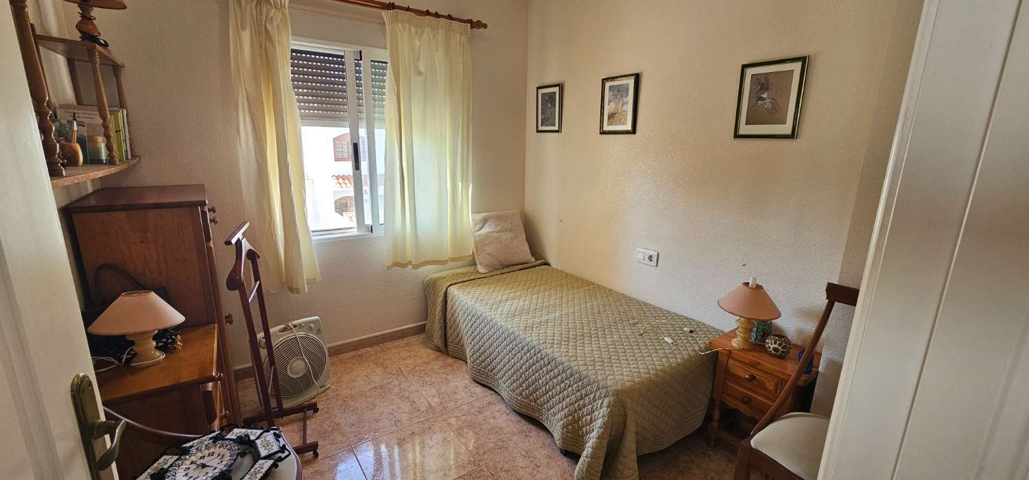 GERÄUMIGES STADTHAUS MIT GARAGE, SOLARIUM UND REIHENHÄUSERN IN CALAS DE TORREVIEJA – 4 SCHLAFZIMMER UND UNGEHINDERTE SICHT