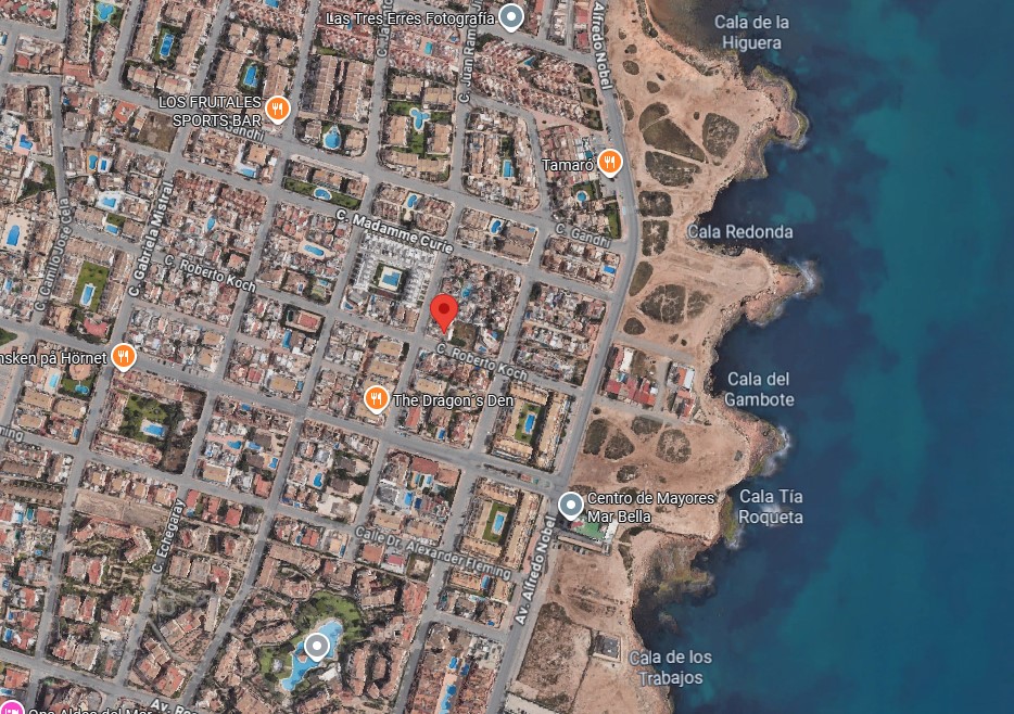 GERÄUMIGES STADTHAUS MIT GARAGE, SOLARIUM UND REIHENHÄUSERN IN CALAS DE TORREVIEJA – 4 SCHLAFZIMMER UND UNGEHINDERTE SICHT