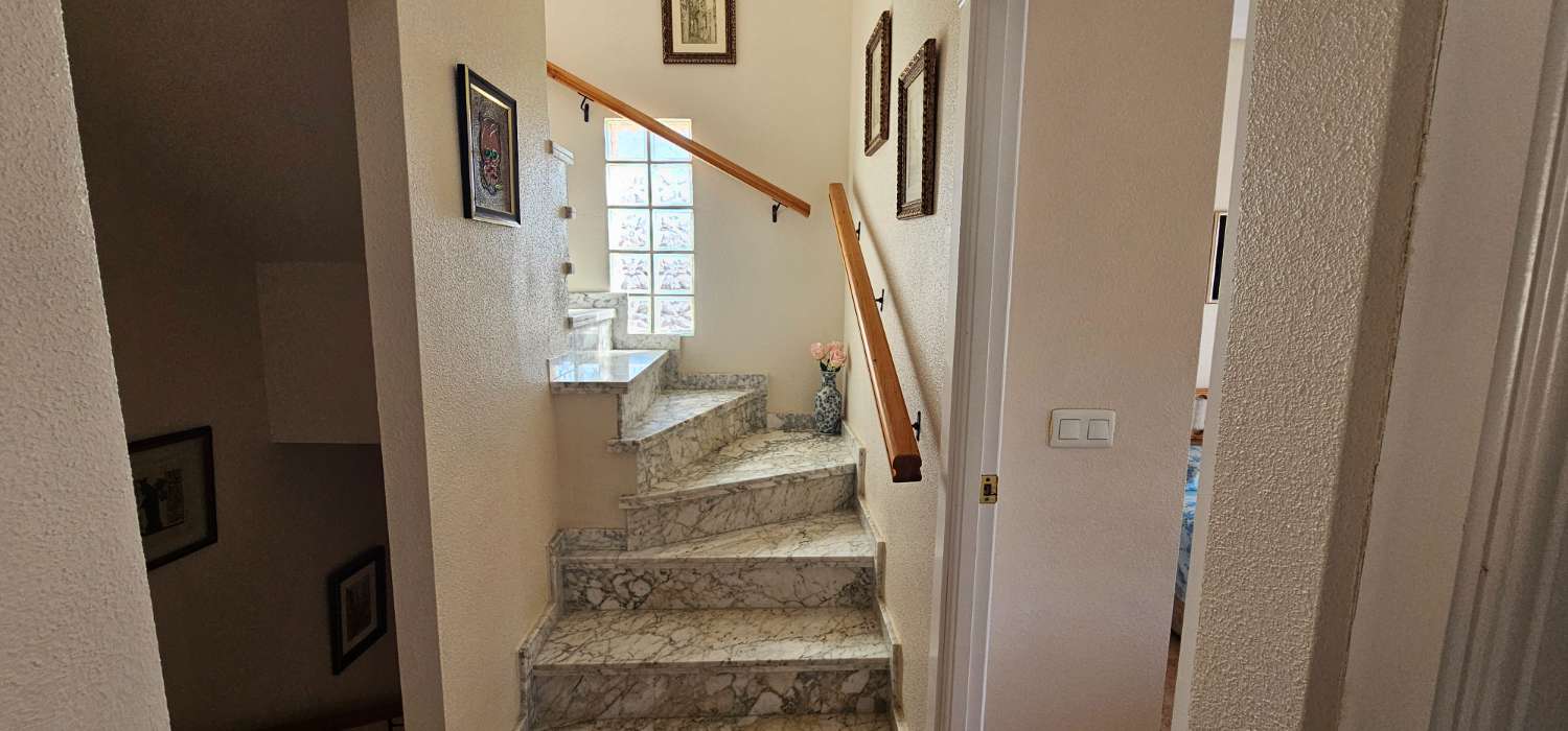 GERÄUMIGES STADTHAUS MIT GARAGE, SOLARIUM UND REIHENHÄUSERN IN CALAS DE TORREVIEJA – 4 SCHLAFZIMMER UND UNGEHINDERTE SICHT