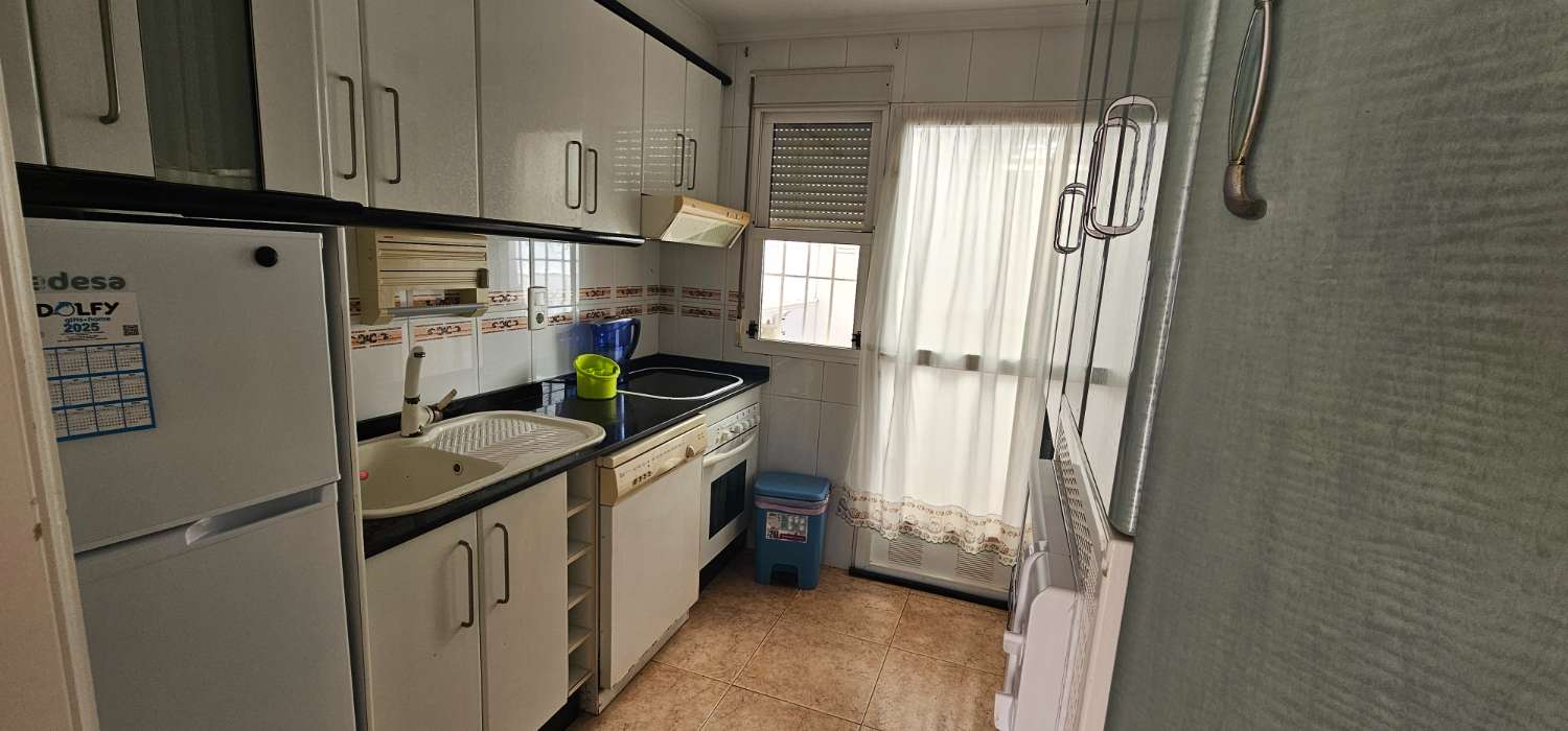 GERÄUMIGES STADTHAUS MIT GARAGE, SOLARIUM UND REIHENHÄUSERN IN CALAS DE TORREVIEJA – 4 SCHLAFZIMMER UND UNGEHINDERTE SICHT