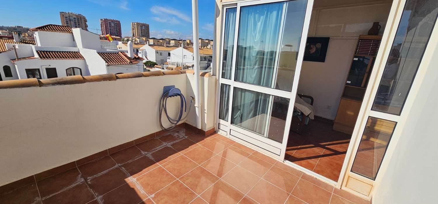 GERÄUMIGES STADTHAUS MIT GARAGE, SOLARIUM UND REIHENHÄUSERN IN CALAS DE TORREVIEJA – 4 SCHLAFZIMMER UND UNGEHINDERTE SICHT