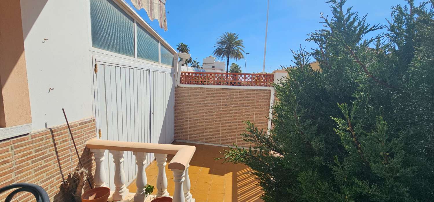 GERÄUMIGES STADTHAUS MIT GARAGE, SOLARIUM UND REIHENHÄUSERN IN CALAS DE TORREVIEJA – 4 SCHLAFZIMMER UND UNGEHINDERTE SICHT