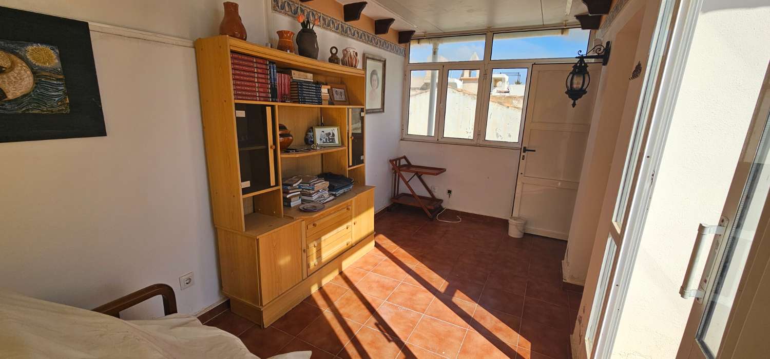 GERÄUMIGES STADTHAUS MIT GARAGE, SOLARIUM UND REIHENHÄUSERN IN CALAS DE TORREVIEJA – 4 SCHLAFZIMMER UND UNGEHINDERTE SICHT