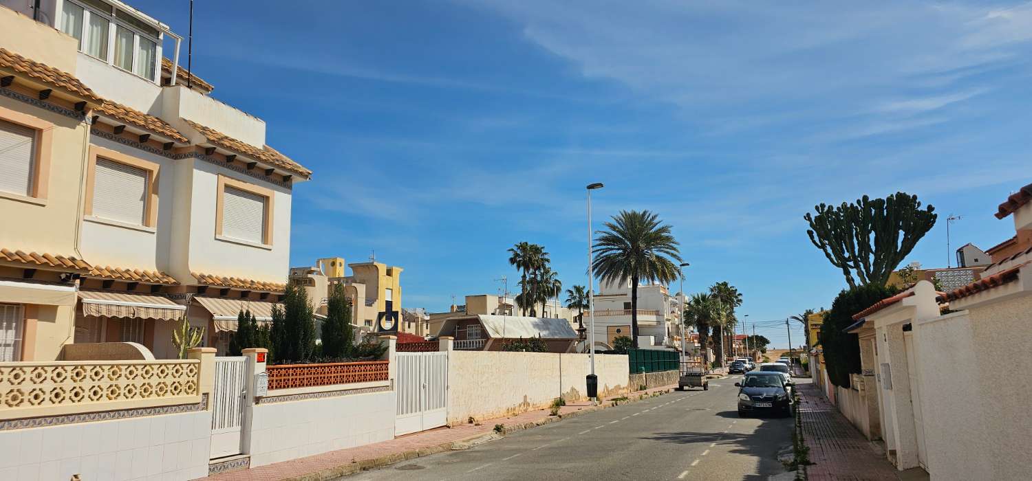 GERÄUMIGES STADTHAUS MIT GARAGE, SOLARIUM UND REIHENHÄUSERN IN CALAS DE TORREVIEJA – 4 SCHLAFZIMMER UND UNGEHINDERTE SICHT