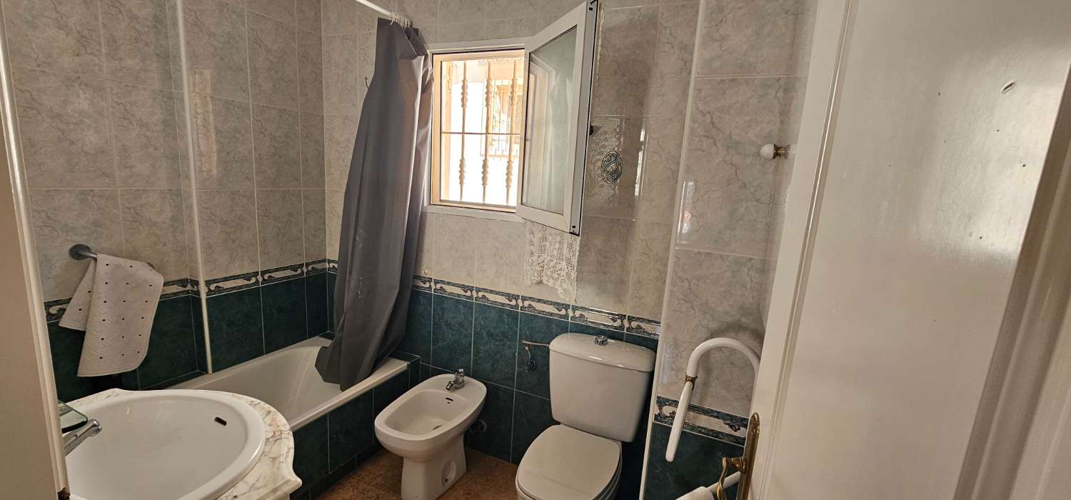 GERÄUMIGES STADTHAUS MIT GARAGE, SOLARIUM UND REIHENHÄUSERN IN CALAS DE TORREVIEJA – 4 SCHLAFZIMMER UND UNGEHINDERTE SICHT