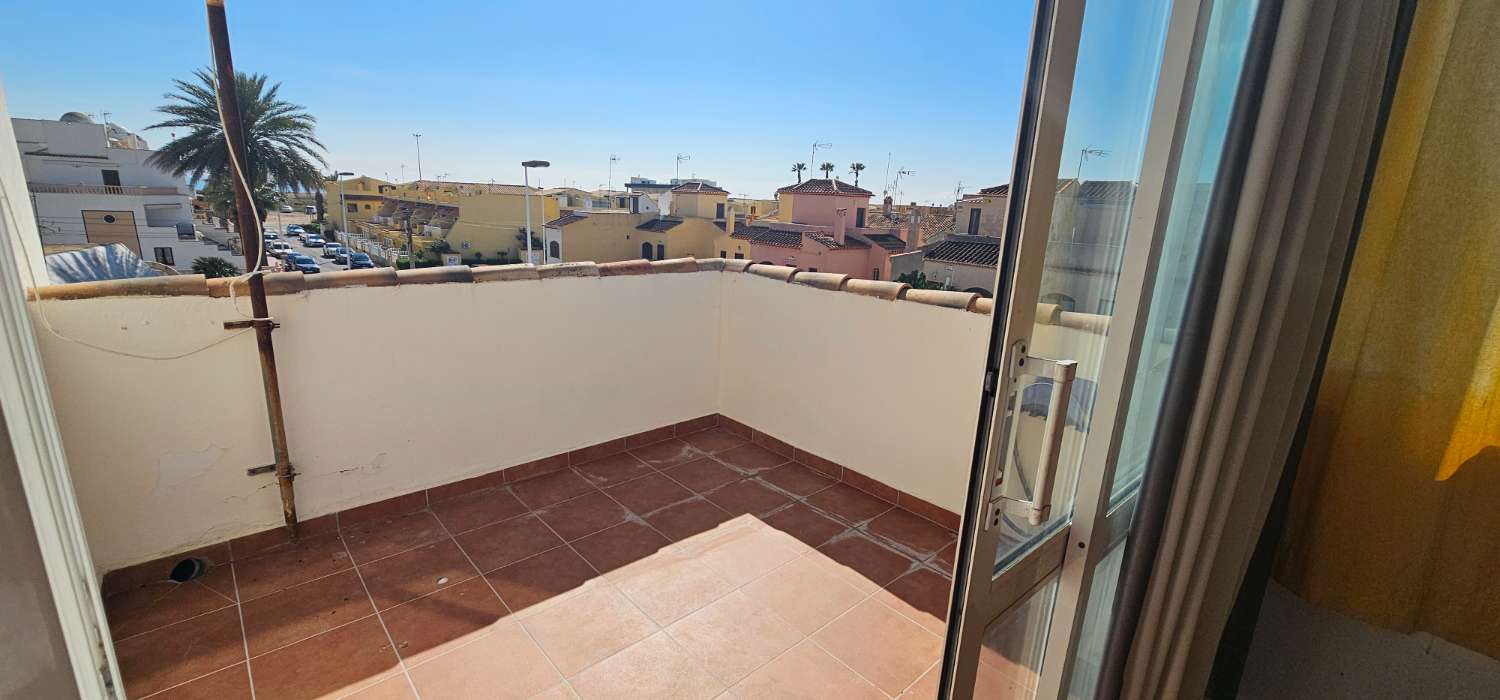 GERÄUMIGES STADTHAUS MIT GARAGE, SOLARIUM UND REIHENHÄUSERN IN CALAS DE TORREVIEJA – 4 SCHLAFZIMMER UND UNGEHINDERTE SICHT