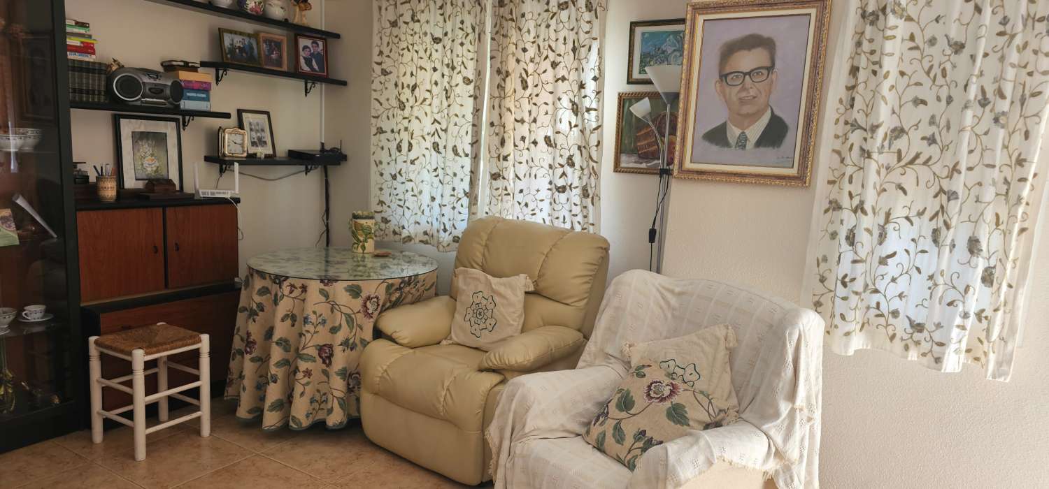 GERÄUMIGES STADTHAUS MIT GARAGE, SOLARIUM UND REIHENHÄUSERN IN CALAS DE TORREVIEJA – 4 SCHLAFZIMMER UND UNGEHINDERTE SICHT