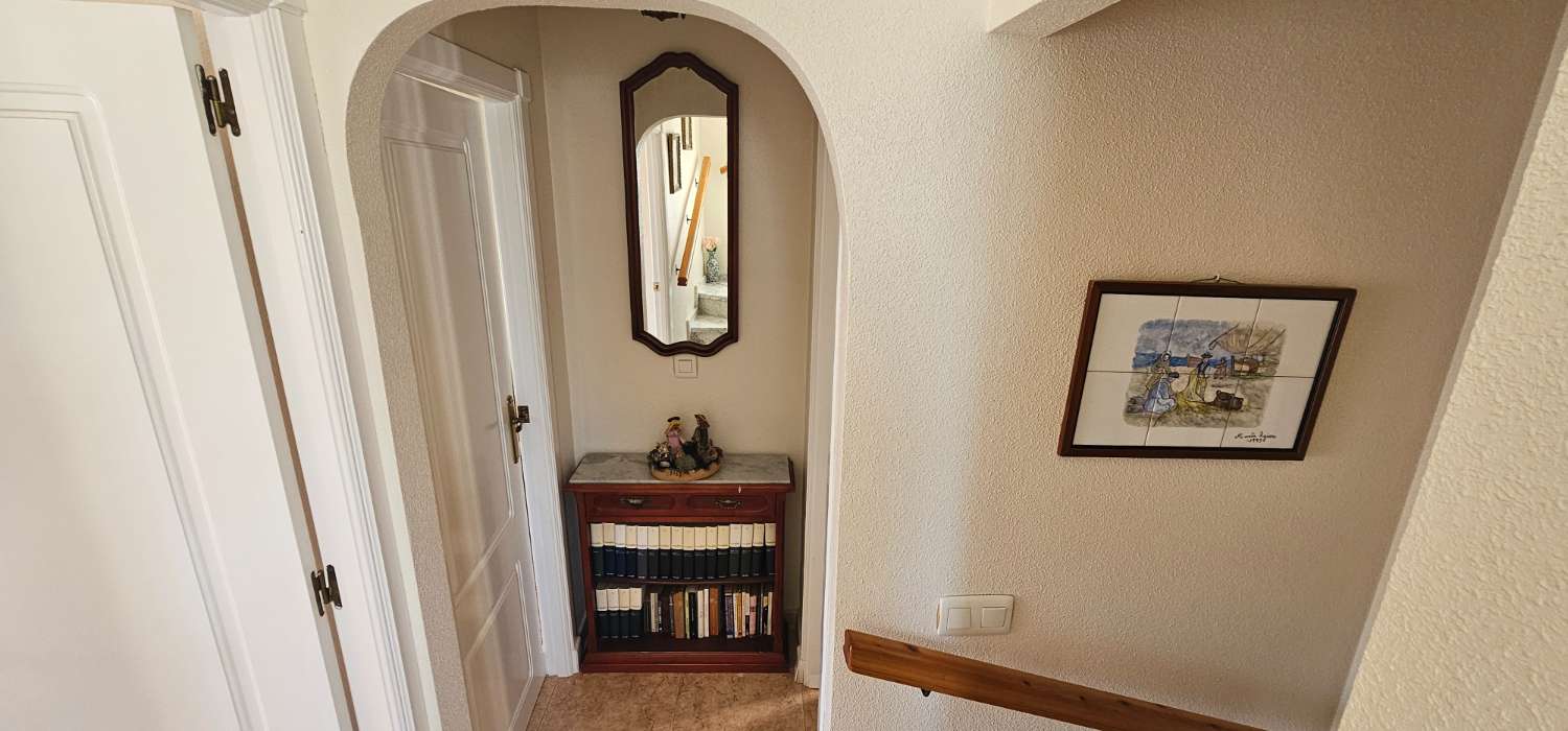 GERÄUMIGES STADTHAUS MIT GARAGE, SOLARIUM UND REIHENHÄUSERN IN CALAS DE TORREVIEJA – 4 SCHLAFZIMMER UND UNGEHINDERTE SICHT