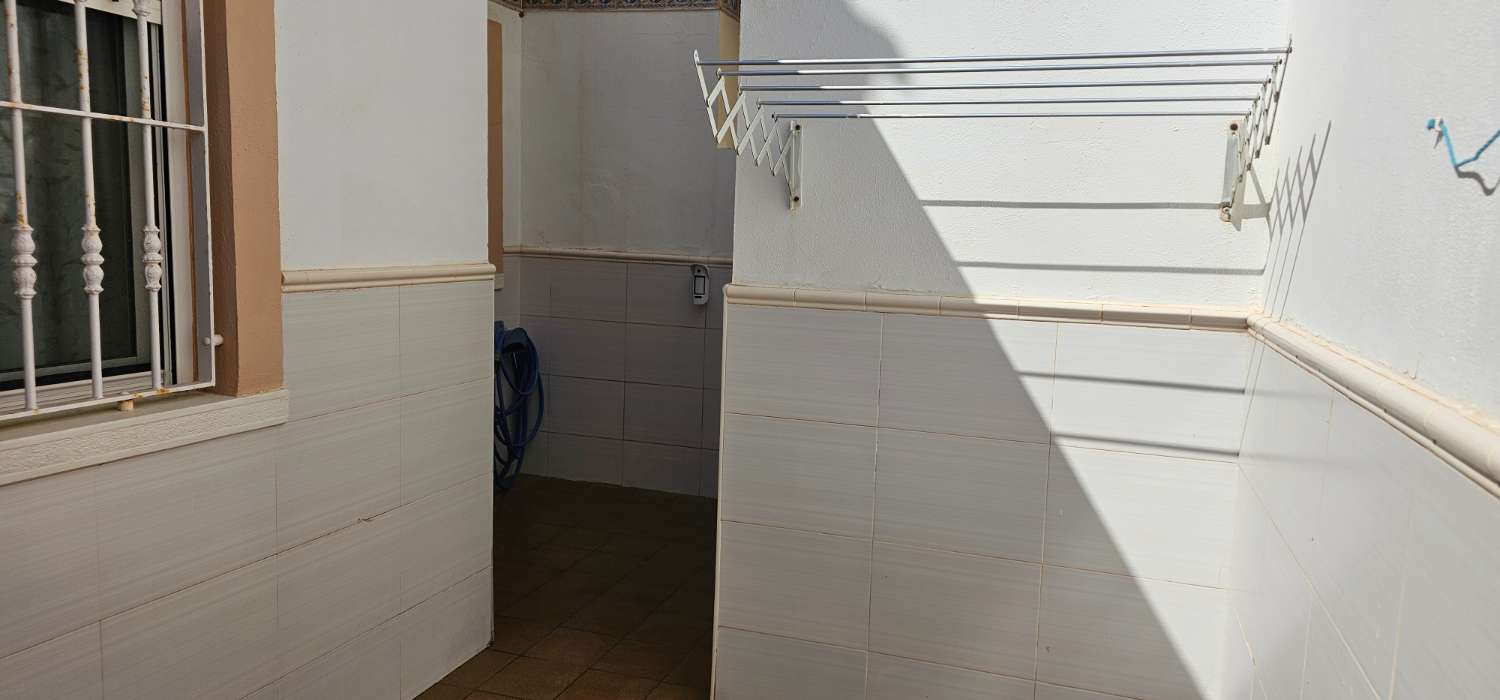 GERÄUMIGES STADTHAUS MIT GARAGE, SOLARIUM UND REIHENHÄUSERN IN CALAS DE TORREVIEJA – 4 SCHLAFZIMMER UND UNGEHINDERTE SICHT