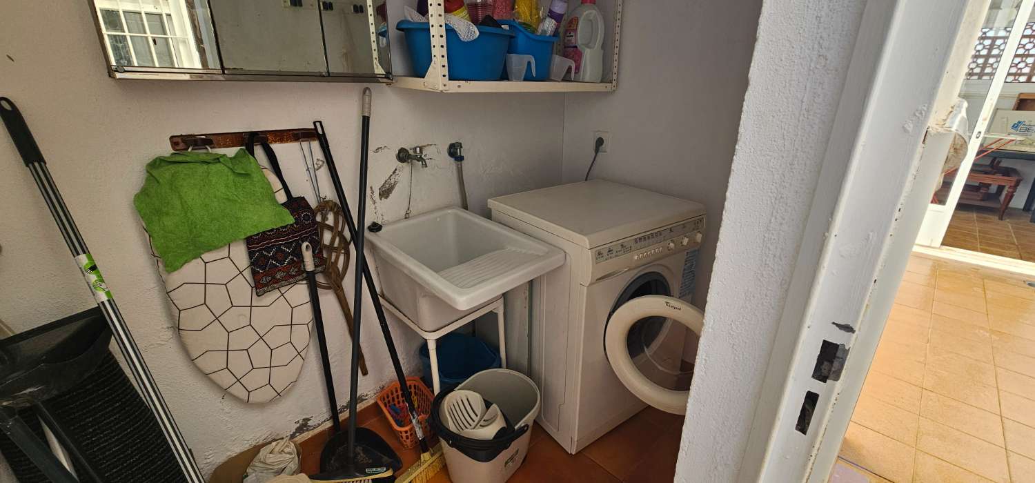 GERÄUMIGES STADTHAUS MIT GARAGE, SOLARIUM UND REIHENHÄUSERN IN CALAS DE TORREVIEJA – 4 SCHLAFZIMMER UND UNGEHINDERTE SICHT