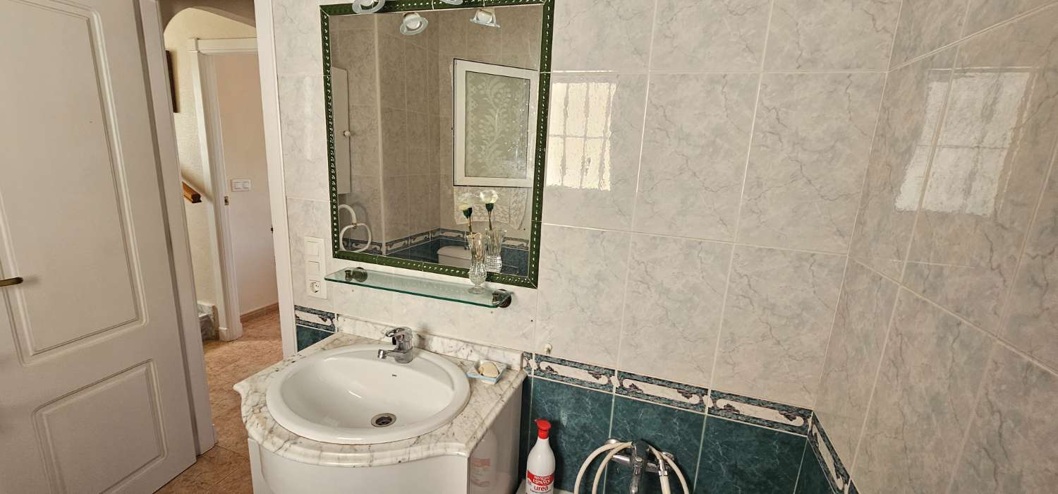 GERÄUMIGES STADTHAUS MIT GARAGE, SOLARIUM UND REIHENHÄUSERN IN CALAS DE TORREVIEJA – 4 SCHLAFZIMMER UND UNGEHINDERTE SICHT