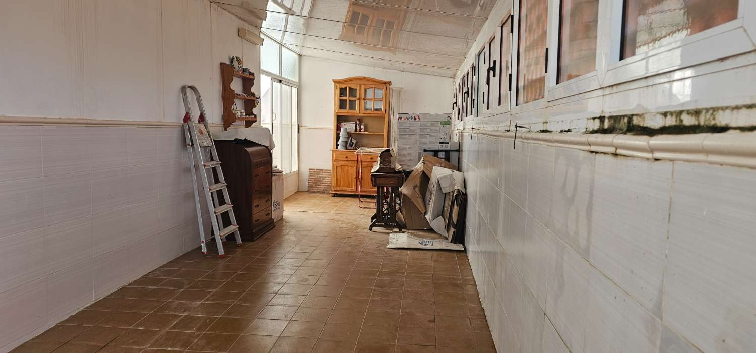 GERÄUMIGES STADTHAUS MIT GARAGE, SOLARIUM UND REIHENHÄUSERN IN CALAS DE TORREVIEJA – 4 SCHLAFZIMMER UND UNGEHINDERTE SICHT