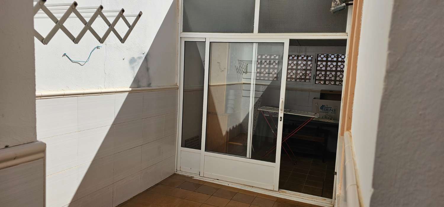 GERÄUMIGES STADTHAUS MIT GARAGE, SOLARIUM UND REIHENHÄUSERN IN CALAS DE TORREVIEJA – 4 SCHLAFZIMMER UND UNGEHINDERTE SICHT