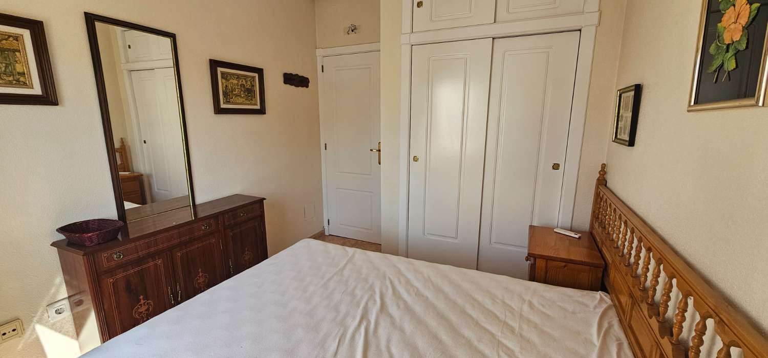 GERÄUMIGES STADTHAUS MIT GARAGE, SOLARIUM UND REIHENHÄUSERN IN CALAS DE TORREVIEJA – 4 SCHLAFZIMMER UND UNGEHINDERTE SICHT