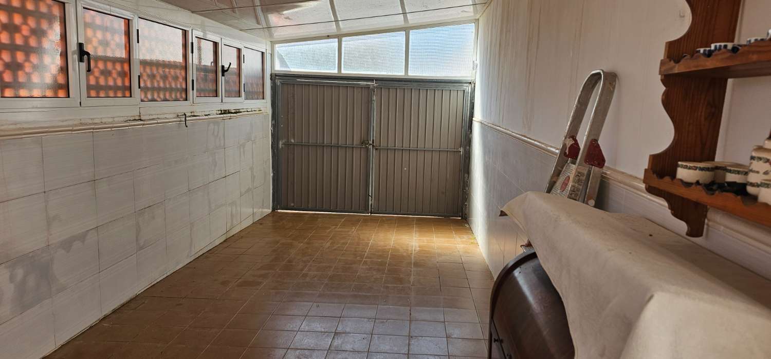 GERÄUMIGES STADTHAUS MIT GARAGE, SOLARIUM UND REIHENHÄUSERN IN CALAS DE TORREVIEJA – 4 SCHLAFZIMMER UND UNGEHINDERTE SICHT