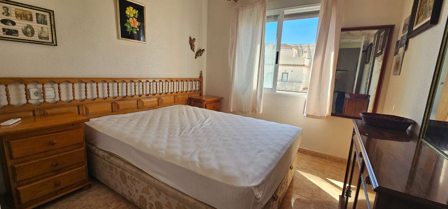 GERÄUMIGES STADTHAUS MIT GARAGE, SOLARIUM UND REIHENHÄUSERN IN CALAS DE TORREVIEJA – 4 SCHLAFZIMMER UND UNGEHINDERTE SICHT