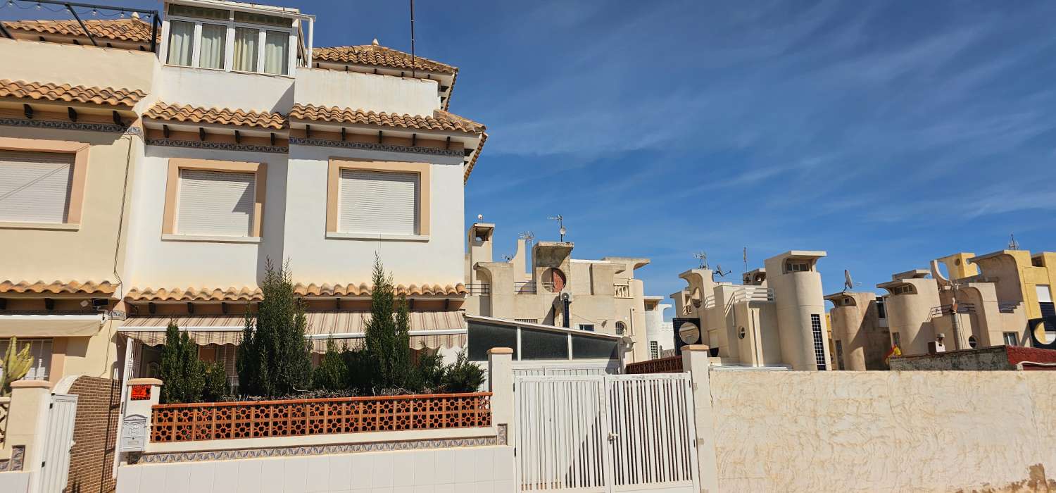 GERÄUMIGES STADTHAUS MIT GARAGE, SOLARIUM UND REIHENHÄUSERN IN CALAS DE TORREVIEJA – 4 SCHLAFZIMMER UND UNGEHINDERTE SICHT