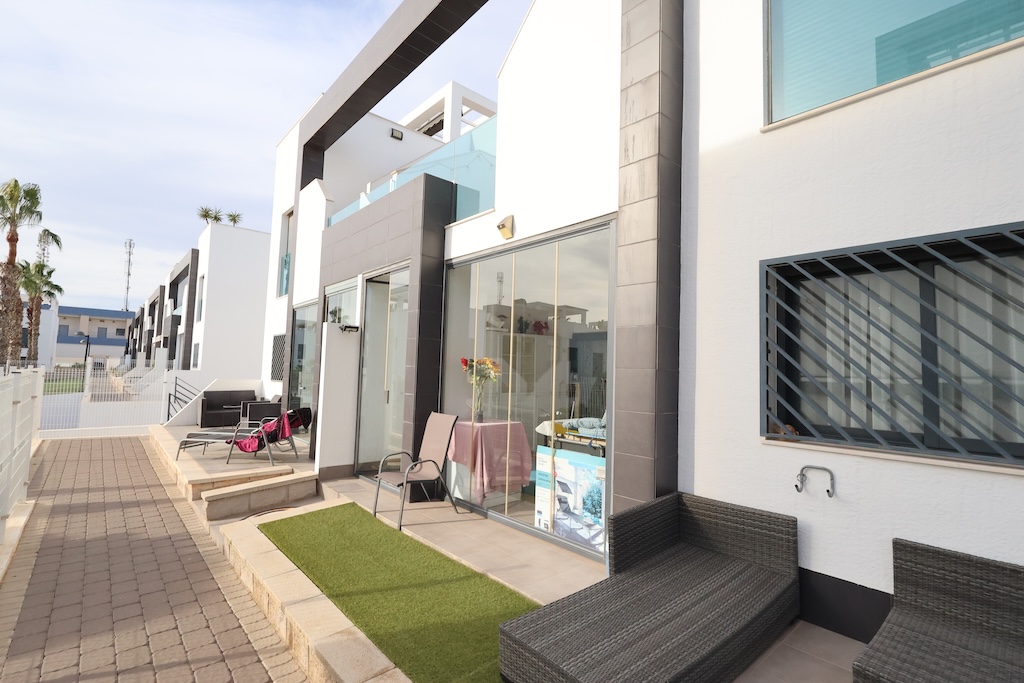 IM ERDGESCHOSS NACH SÜDOSTEN AUSGERICHTETER BUNGALOW MIT VERGLASTER TERRASSE, GARAGE UND POOL IM RESIDENCIAL OASIS BEACH II – LA ZENIA