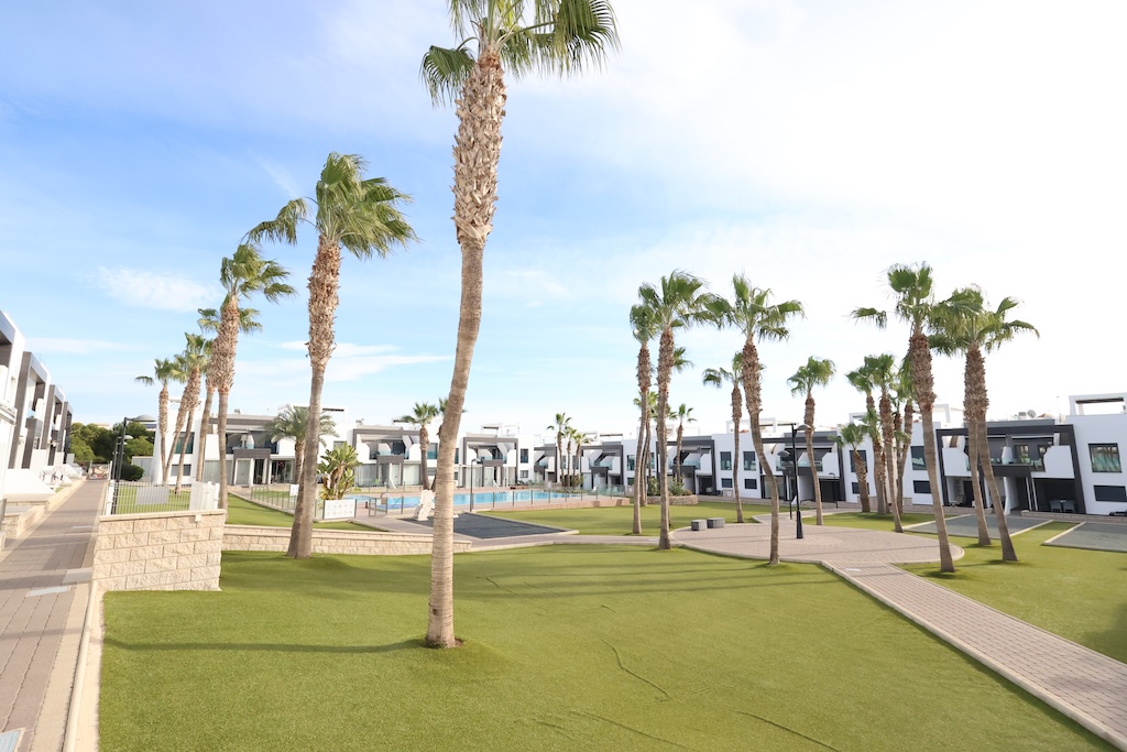 IM ERDGESCHOSS NACH SÜDOSTEN AUSGERICHTETER BUNGALOW MIT VERGLASTER TERRASSE, GARAGE UND POOL IM RESIDENCIAL OASIS BEACH II – LA ZENIA