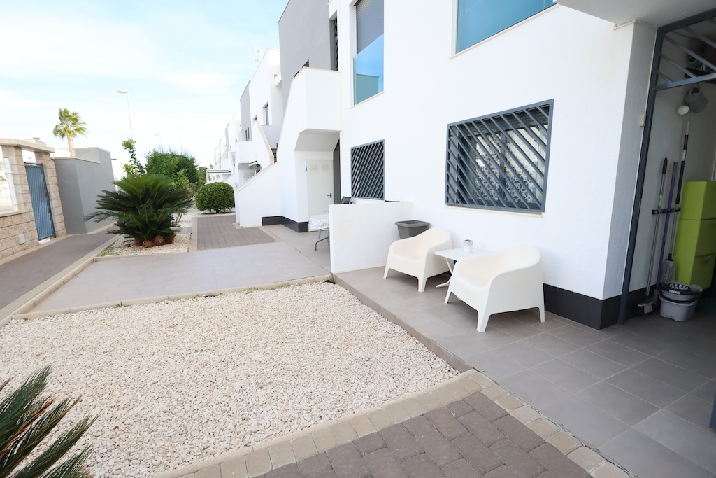 IM ERDGESCHOSS NACH SÜDOSTEN AUSGERICHTETER BUNGALOW MIT VERGLASTER TERRASSE, GARAGE UND POOL IM RESIDENCIAL OASIS BEACH II – LA ZENIA