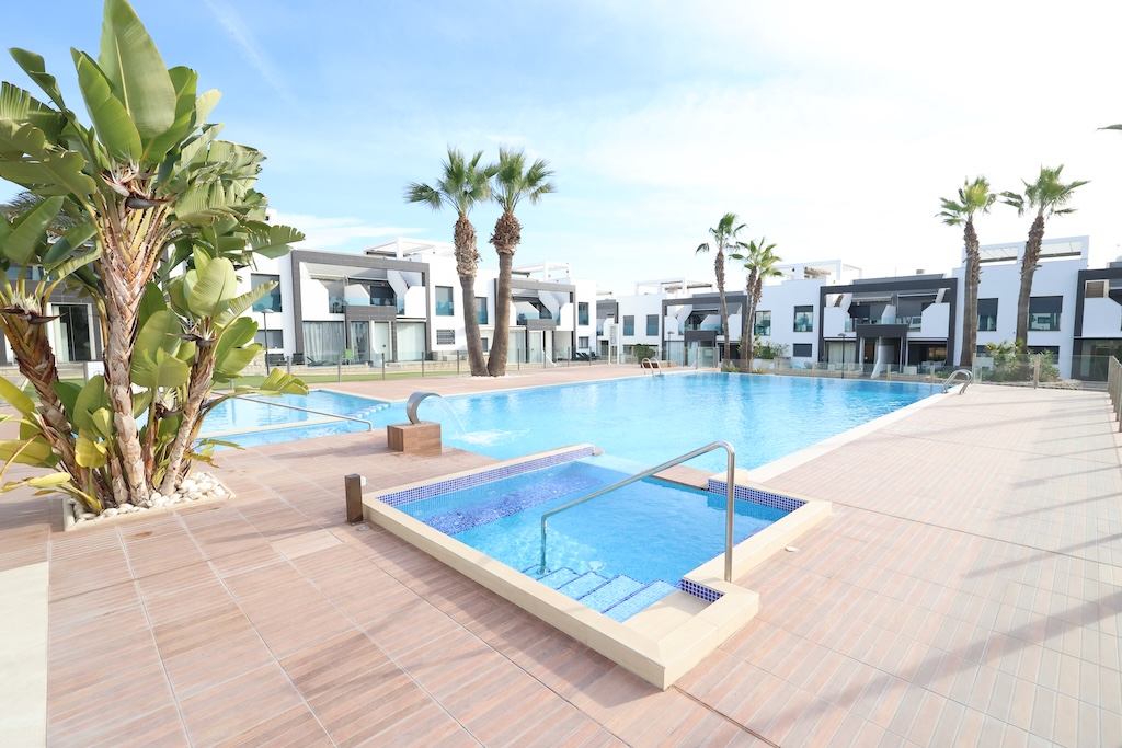 IM ERDGESCHOSS NACH SÜDOSTEN AUSGERICHTETER BUNGALOW MIT VERGLASTER TERRASSE, GARAGE UND POOL IM RESIDENCIAL OASIS BEACH II – LA ZENIA