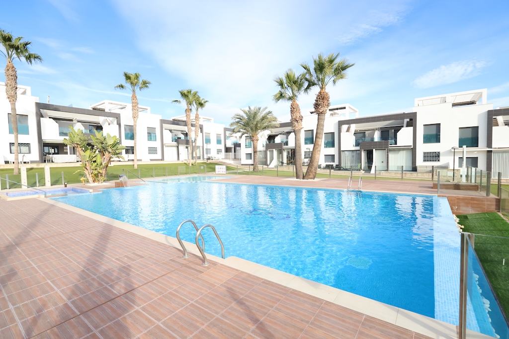 IM ERDGESCHOSS NACH SÜDOSTEN AUSGERICHTETER BUNGALOW MIT VERGLASTER TERRASSE, GARAGE UND POOL IM RESIDENCIAL OASIS BEACH II – LA ZENIA