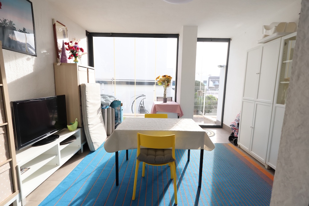 IM ERDGESCHOSS NACH SÜDOSTEN AUSGERICHTETER BUNGALOW MIT VERGLASTER TERRASSE, GARAGE UND POOL IM RESIDENCIAL OASIS BEACH II – LA ZENIA