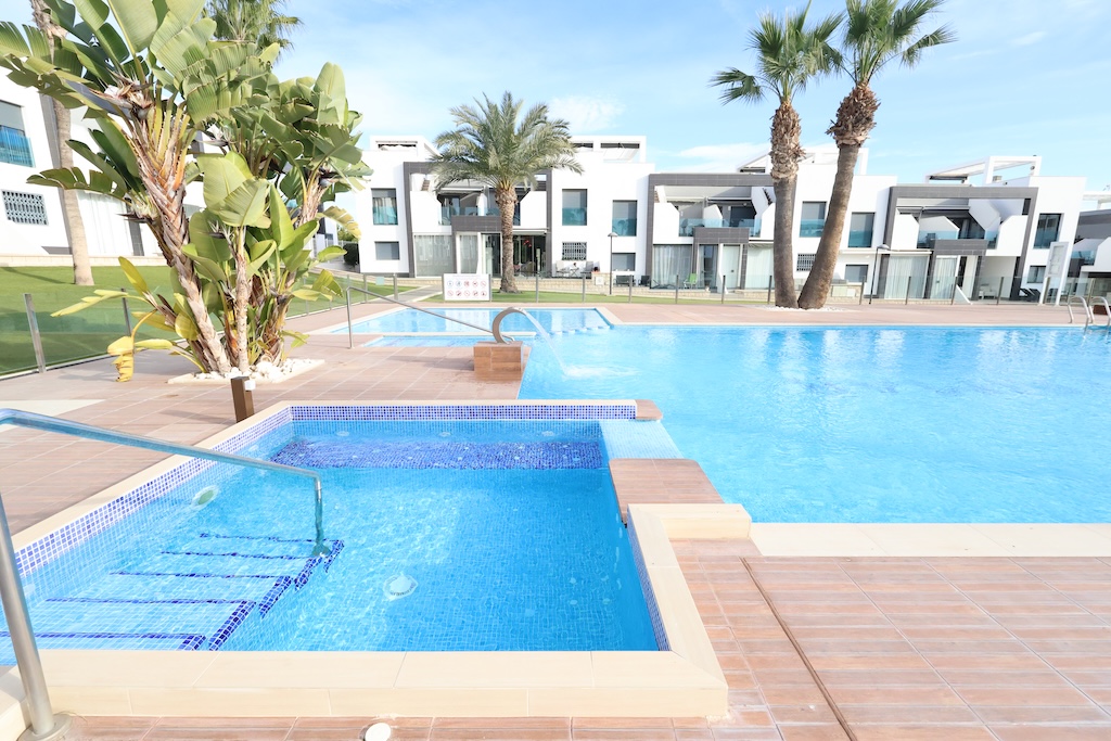 IM ERDGESCHOSS NACH SÜDOSTEN AUSGERICHTETER BUNGALOW MIT VERGLASTER TERRASSE, GARAGE UND POOL IM RESIDENCIAL OASIS BEACH II – LA ZENIA