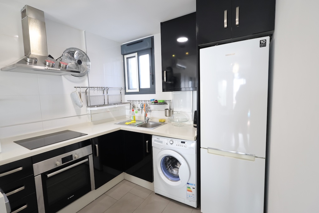 IM ERDGESCHOSS NACH SÜDOSTEN AUSGERICHTETER BUNGALOW MIT VERGLASTER TERRASSE, GARAGE UND POOL IM RESIDENCIAL OASIS BEACH II – LA ZENIA