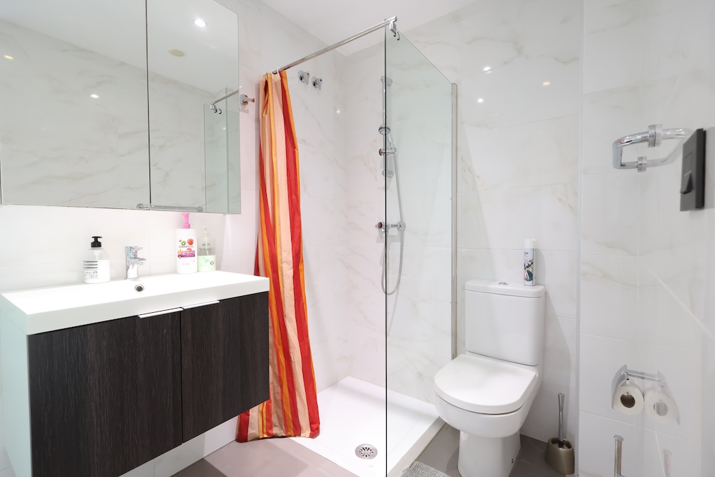 IM ERDGESCHOSS NACH SÜDOSTEN AUSGERICHTETER BUNGALOW MIT VERGLASTER TERRASSE, GARAGE UND POOL IM RESIDENCIAL OASIS BEACH II – LA ZENIA