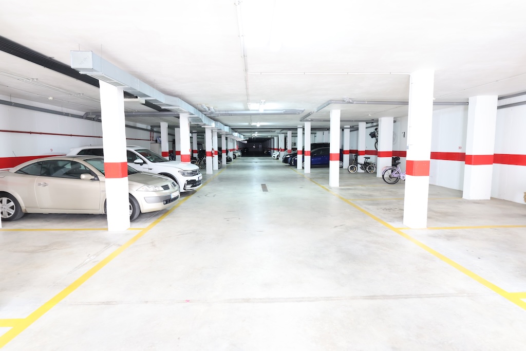 IM ERDGESCHOSS NACH SÜDOSTEN AUSGERICHTETER BUNGALOW MIT VERGLASTER TERRASSE, GARAGE UND POOL IM RESIDENCIAL OASIS BEACH II – LA ZENIA