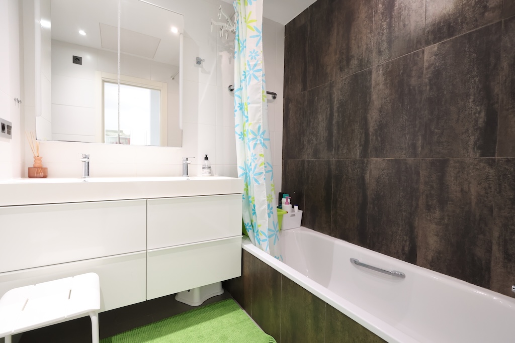 IM ERDGESCHOSS NACH SÜDOSTEN AUSGERICHTETER BUNGALOW MIT VERGLASTER TERRASSE, GARAGE UND POOL IM RESIDENCIAL OASIS BEACH II – LA ZENIA