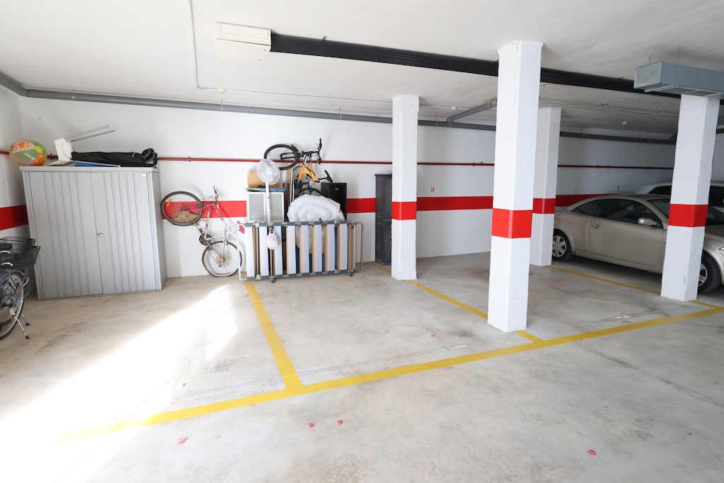 IM ERDGESCHOSS NACH SÜDOSTEN AUSGERICHTETER BUNGALOW MIT VERGLASTER TERRASSE, GARAGE UND POOL IM RESIDENCIAL OASIS BEACH II – LA ZENIA