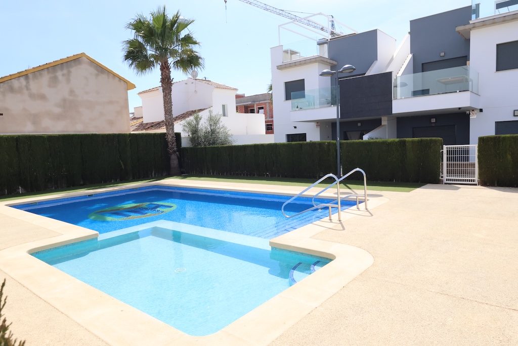 BUNGALOW AL PIANO TERRA CON GIARDINO PRIVATO E VIALETTO IN RESIDENCIAL LA MAR – PISCINA COMUNE A PILAR DE LA HORADADA