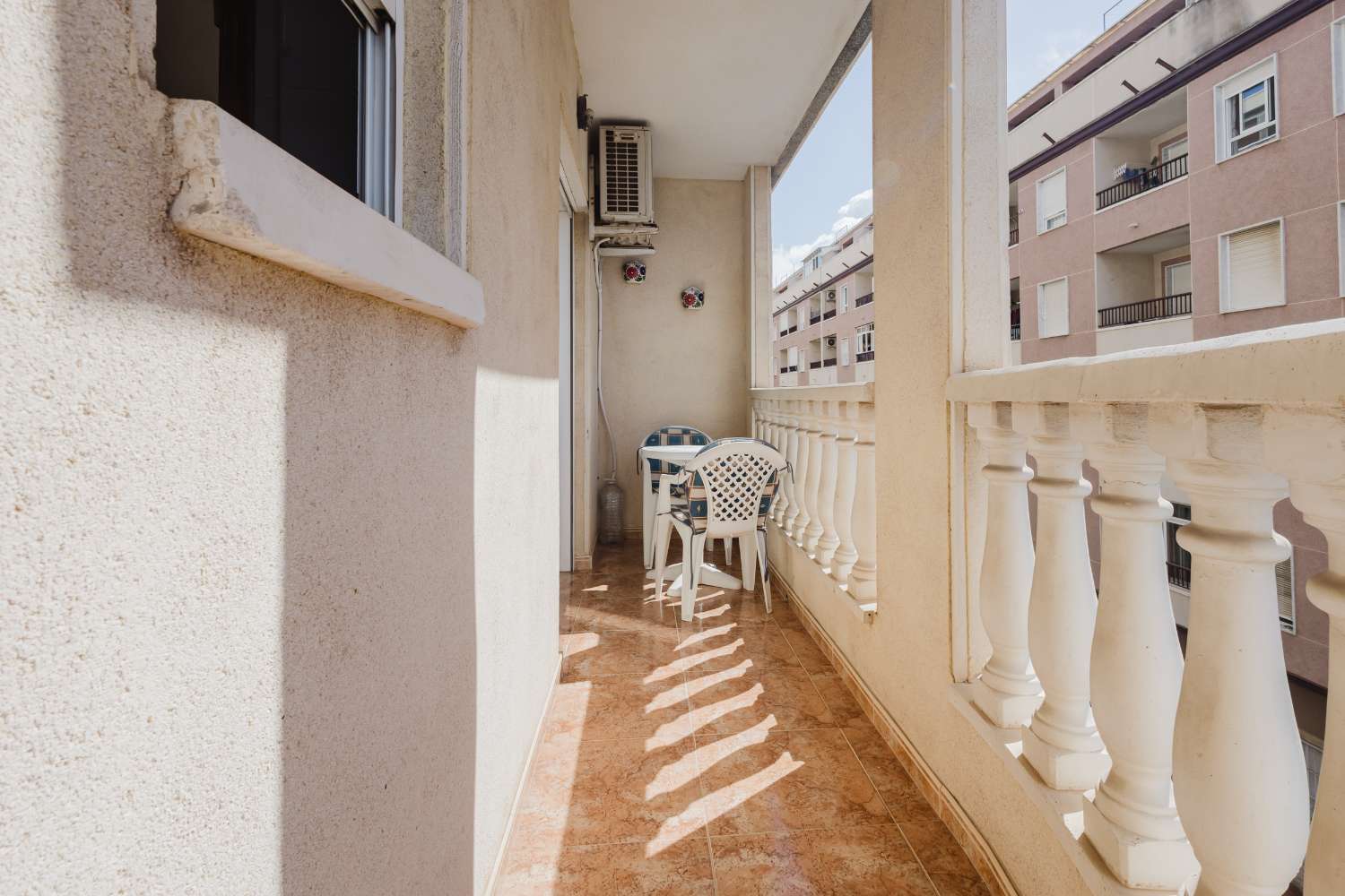 AMPLIO APARTAMENTO CON TERRAZA A 600M DEL MAR EN TORREVIEJA – 3 DORMITORIOS, LISTO PARA ENTRAR A VIVIR