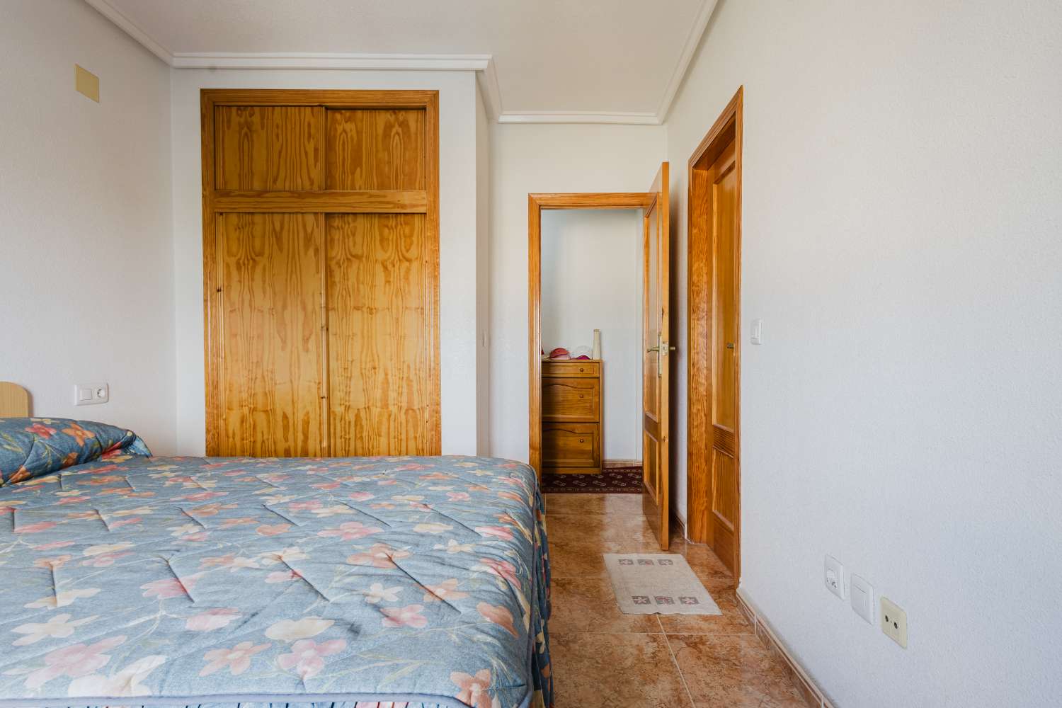 AMPLIO APARTAMENTO CON TERRAZA A 600M DEL MAR EN TORREVIEJA – 3 DORMITORIOS, LISTO PARA ENTRAR A VIVIR