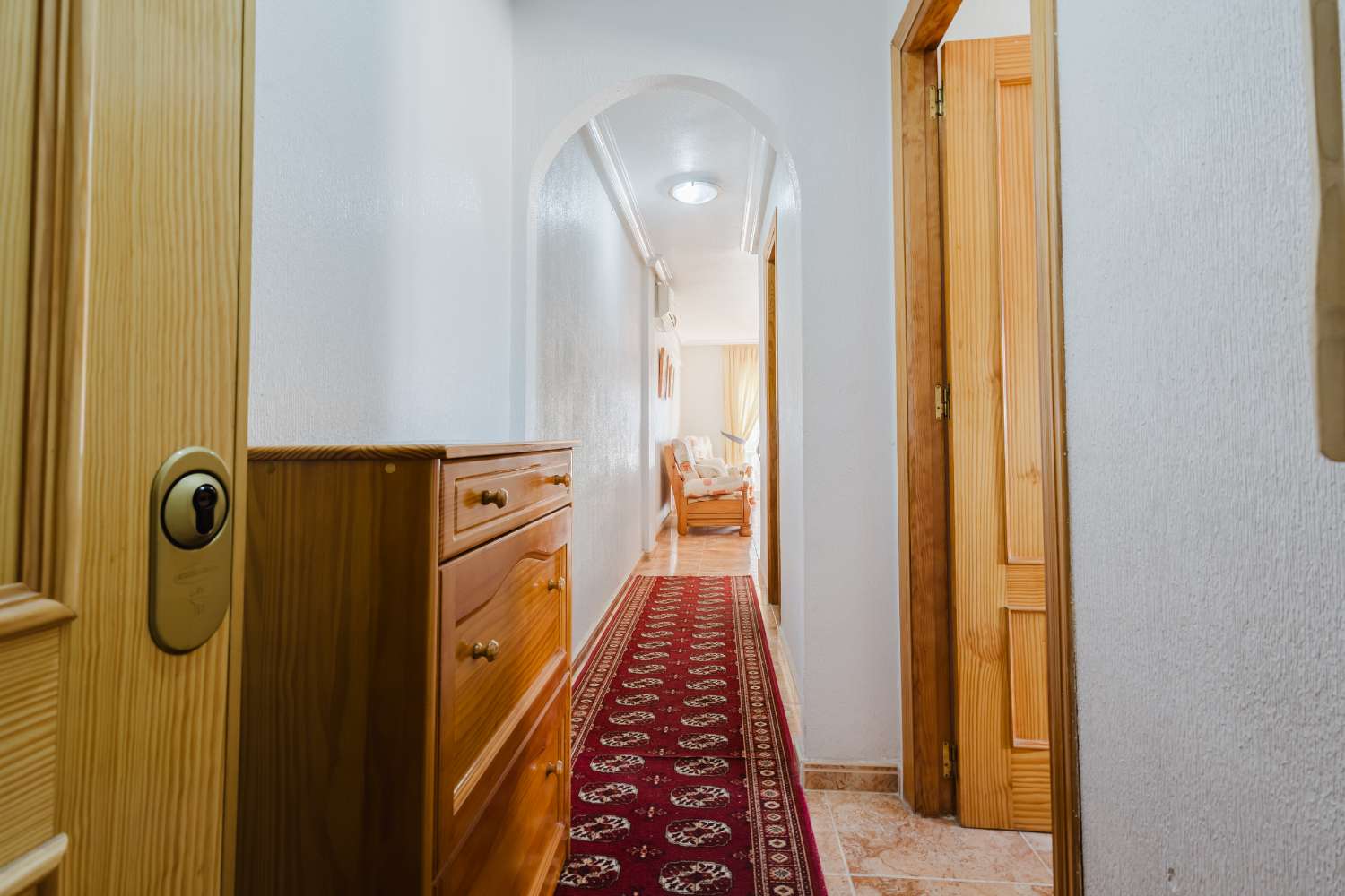 AMPLIO APARTAMENTO CON TERRAZA A 600M DEL MAR EN TORREVIEJA – 3 DORMITORIOS, LISTO PARA ENTRAR A VIVIR