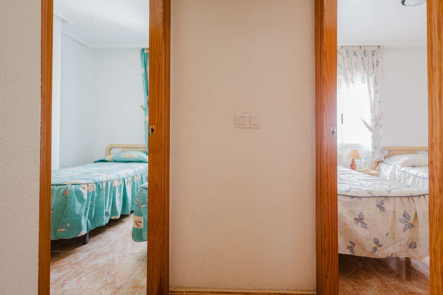 AMPLIO APARTAMENTO CON TERRAZA A 600M DEL MAR EN TORREVIEJA – 3 DORMITORIOS, LISTO PARA ENTRAR A VIVIR