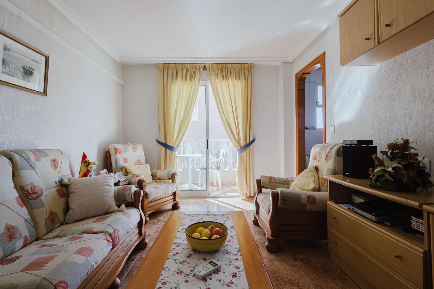 AMPLIO APARTAMENTO CON TERRAZA A 600M DEL MAR EN TORREVIEJA – 3 DORMITORIOS, LISTO PARA ENTRAR A VIVIR