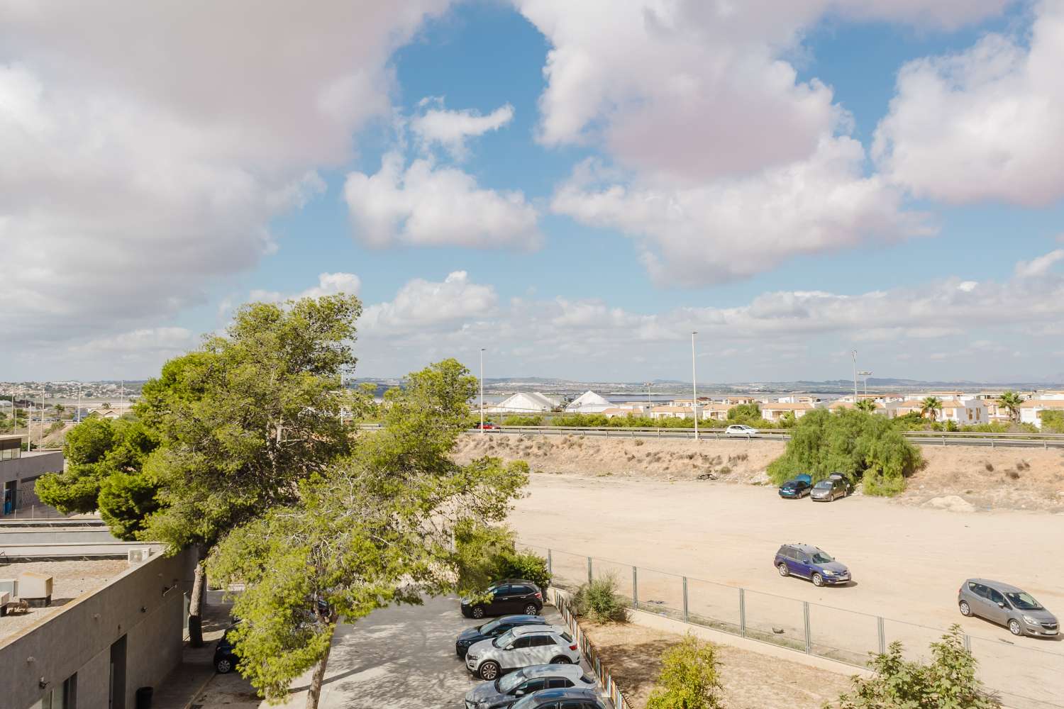 AMPLIO APARTAMENTO CON TERRAZA A 600M DEL MAR EN TORREVIEJA – 3 DORMITORIOS, LISTO PARA ENTRAR A VIVIR