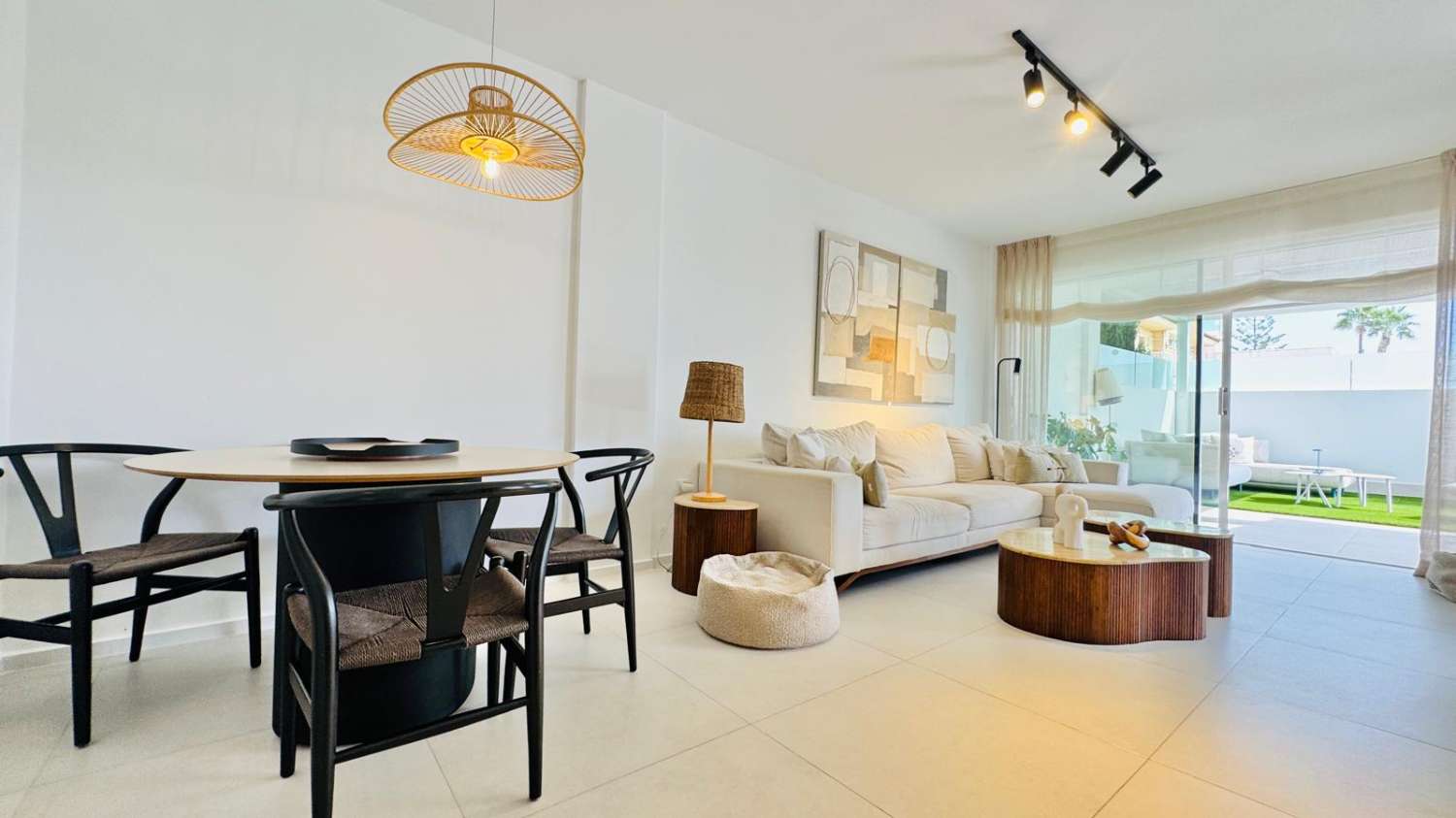 EXCLUSIVO ADOSADO EN ESQUINA REFORMADO A 200M DEL MAR EN LA VELETA – JARDÍN PRIVADO, 3 DORMITORIOS Y GARAJE