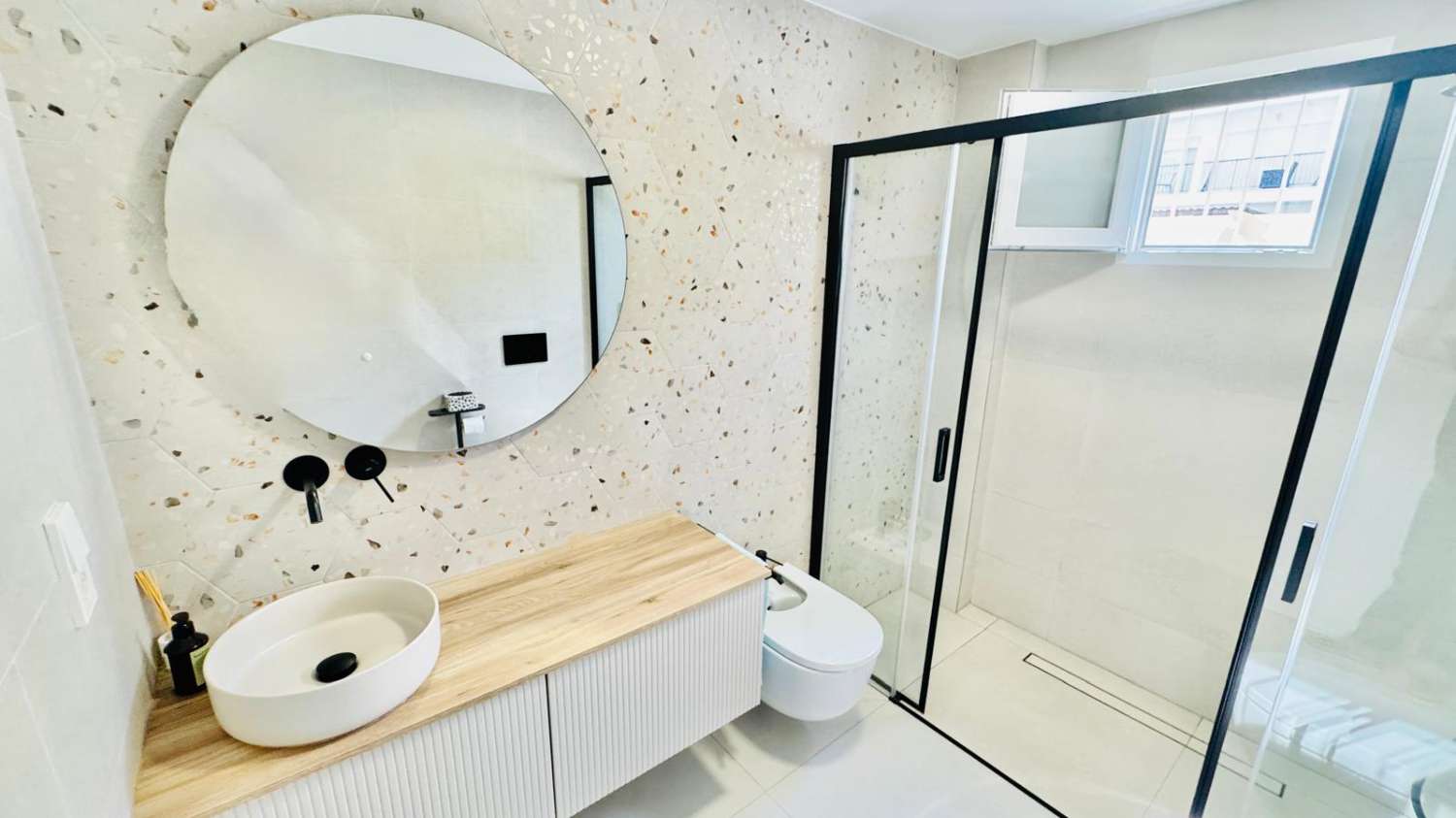 EXCLUSIVO ADOSADO EN ESQUINA REFORMADO A 200M DEL MAR EN LA VELETA – JARDÍN PRIVADO, 3 DORMITORIOS Y GARAJE