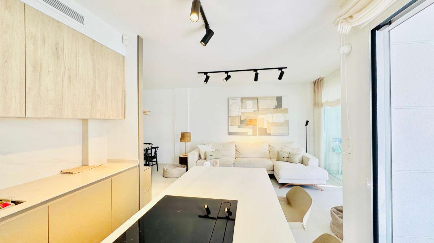 EXCLUSIVO ADOSADO EN ESQUINA REFORMADO A 200M DEL MAR EN LA VELETA – JARDÍN PRIVADO, 3 DORMITORIOS Y GARAJE