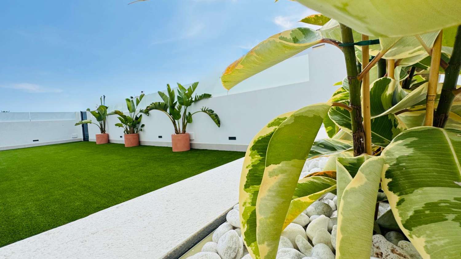 EXCLUSIVO ADOSADO EN ESQUINA REFORMADO A 200M DEL MAR EN LA VELETA – JARDÍN PRIVADO, 3 DORMITORIOS Y GARAJE