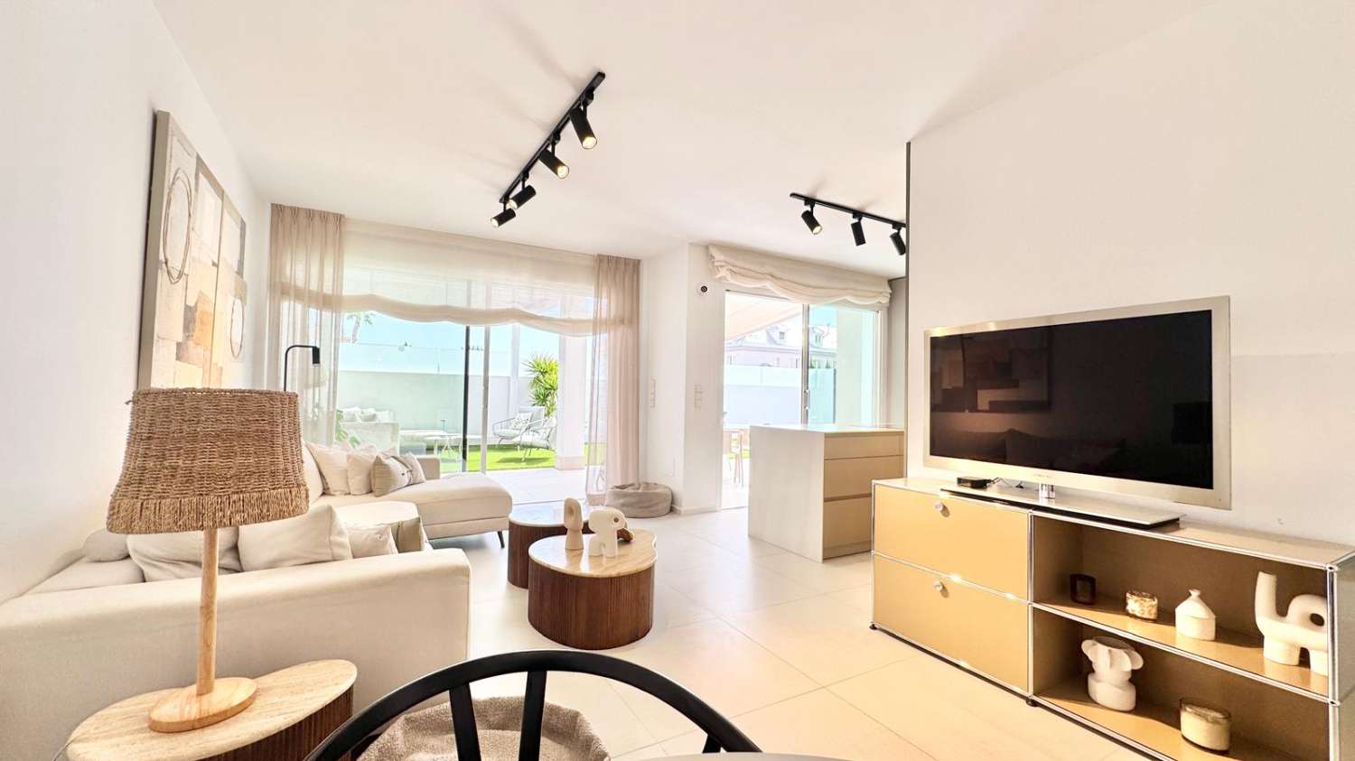 EXCLUSIVO ADOSADO EN ESQUINA REFORMADO A 200M DEL MAR EN LA VELETA – JARDÍN PRIVADO, 3 DORMITORIOS Y GARAJE