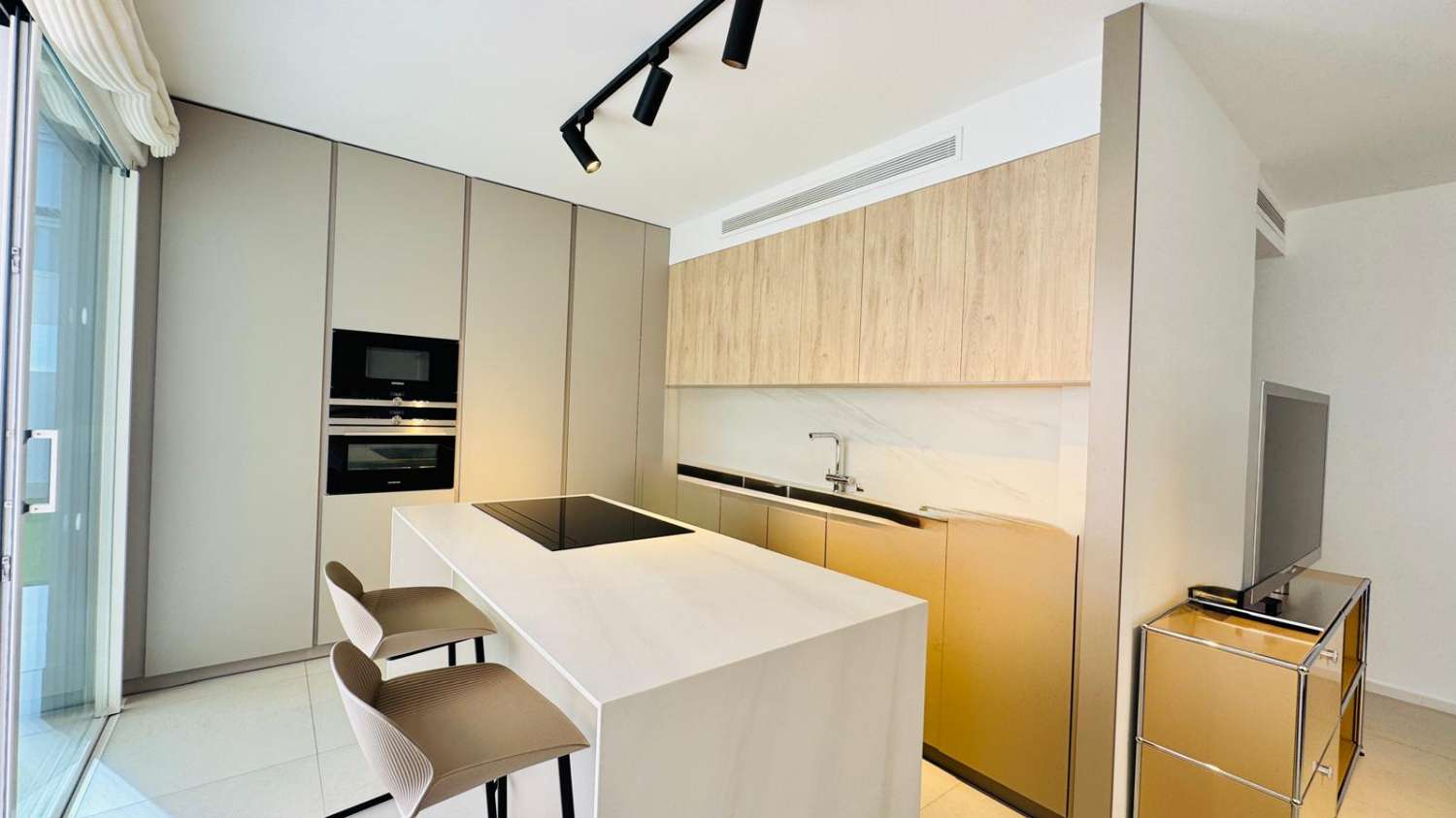 EXCLUSIVO ADOSADO EN ESQUINA REFORMADO A 200M DEL MAR EN LA VELETA – JARDÍN PRIVADO, 3 DORMITORIOS Y GARAJE