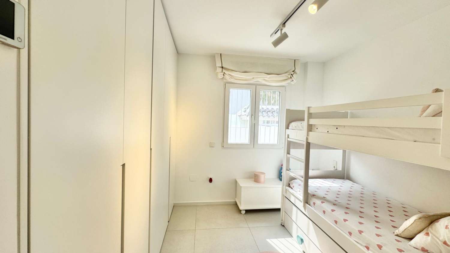 EXCLUSIVO ADOSADO EN ESQUINA REFORMADO A 200M DEL MAR EN LA VELETA – JARDÍN PRIVADO, 3 DORMITORIOS Y GARAJE