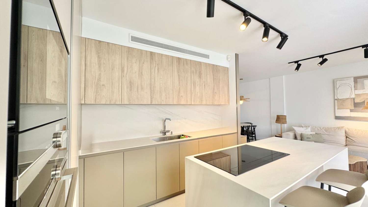 EXCLUSIVO ADOSADO EN ESQUINA REFORMADO A 200M DEL MAR EN LA VELETA – JARDÍN PRIVADO, 3 DORMITORIOS Y GARAJE